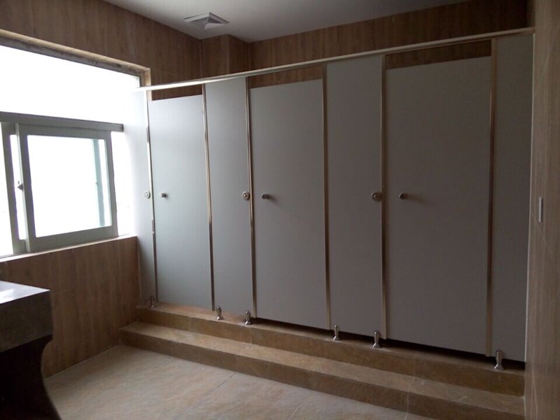 卫生间隔断板：简约风格与实用功能的完美结合